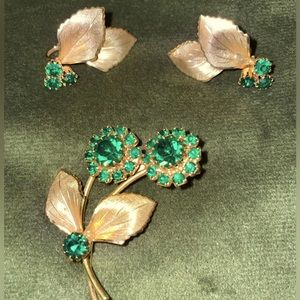 Vintage 1950s Park Lane green stone and gold tone brooch and clip earring set
